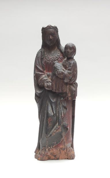 null 
Vierge à l’Enfant en bois sculpté en ronde-bosse et polychromé. Debout, la...