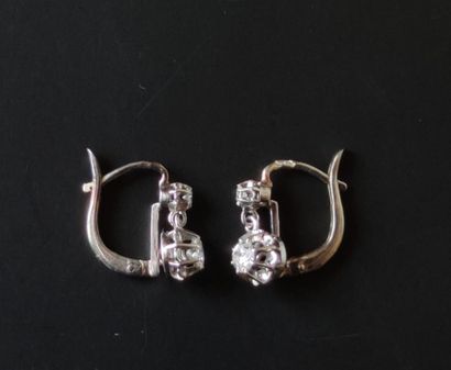 null Pair of earrings "sleepers", white gold mountings 750 °/°° Gross weight : 3.4...