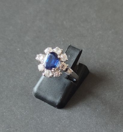 null 
RING in white gold 750°/00 set with a sapphire of approximately one carat in...