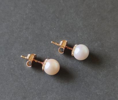 null PAIR OF EARRINGS in yellow gold 750°/00 each with a pearl Weight : 2.0 g