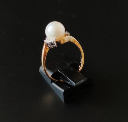 null 
RING in yellow gold 750 °/°° decorated with a solitaire cultured pearl flanked...