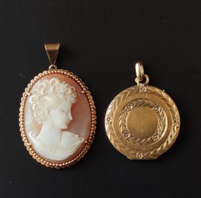 LOT OF TWO PENDANTS in yellow gold 750 °/°°,...