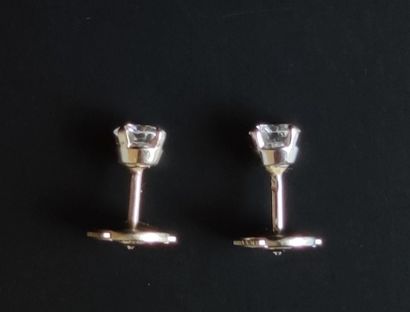 null Pair of ear studs in white gold 750 grams set with small diamonds Gross weight...