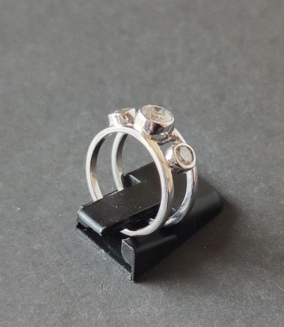 null 
RING in white gold 750°/00 in closed setting of three diamonds, Gross weight:...