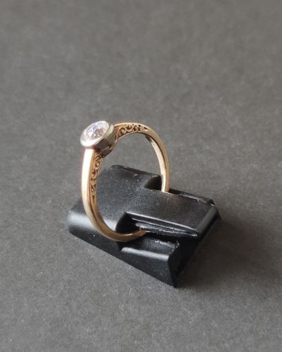null 
SOLITARY RING in yellow gold 750°/00 AND platinum set with a diamond of 0.40...