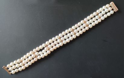 null BRACELET, three rows of cultured pearls, set in yellow gold 750 °/°°. 

Gross...