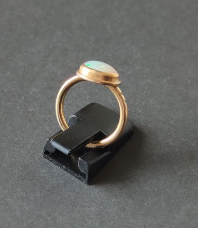 null RING in yellow gold 750°/00 set with an opal and four small diamonds 

Gross...