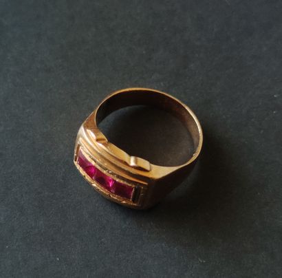 null 
RING in yellow gold 750 °/°° set with a line of three red stones Gross weight:...