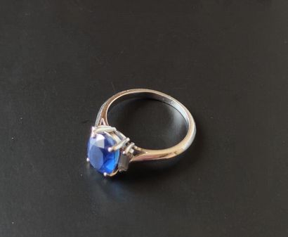 null RING in white gold 750 °/°, set with a ? cut sapphire of about 1.50 carats Gross...
