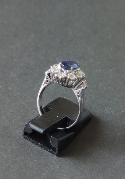 null 
RING in white gold 750°/00 set with a sapphire of approximately one carat in...