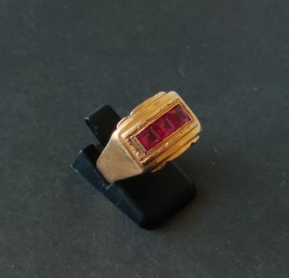 null 
RING in yellow gold 750 °/°° set with a line of three red stones Gross weight:...