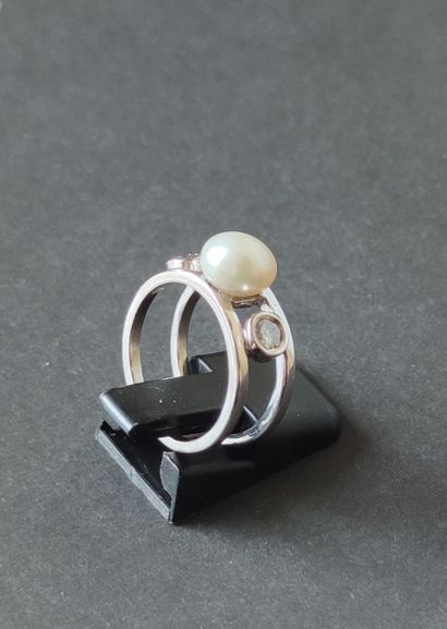 null 
RING in white gold 750°/00 set with a pearl and two diamonds Finger size :...