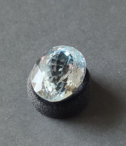 null BLUE STONE, Topaz or Aquamarine of envron 60 to 63 carats Weight :
