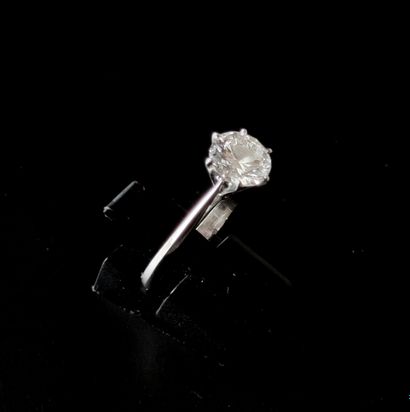  BAGUE, monture en or gris 750 °/°° , sertie d'un diamant en solitaire, taille brillant,...