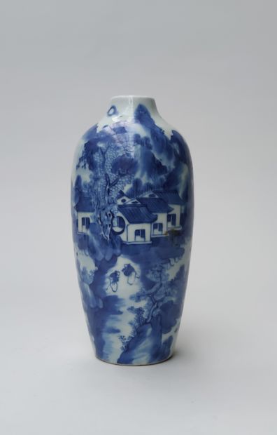 null 
PETIT VASE en porcelaine à décor en camaïeu bleu d'un paysage animé, Chine Haut.:...
