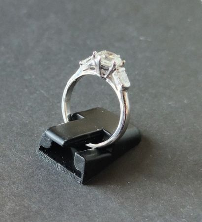 null 
BAGUE SOLITAIRE en or gris 750°/00 sertie d'un diamant d'un carat et deux diamants...