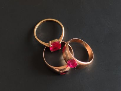 null 
LOT OF THREE RINGS in yellow gold 750 °/°° each set with a red stone cut or...
