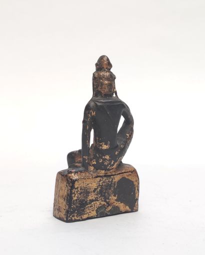 null Epreuve en bronze représentant Bouddha assis de manière nonchalante sur un socle,...