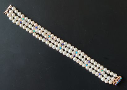 null BRACELET, three rows of cultured pearls, set in yellow gold 750 °/°°. 

Gross...