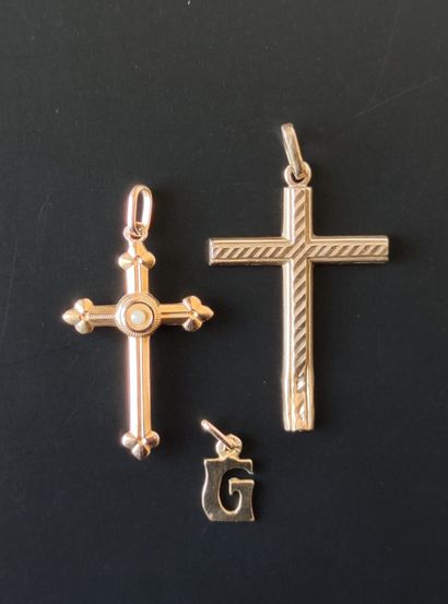 null TWO CROSSES in yellow gold 750°/00 and small charm letter G. 

Gross weight:...