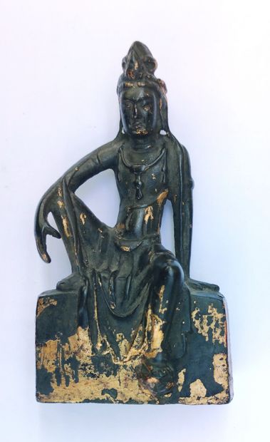 null Epreuve en bronze représentant Bouddha assis de manière nonchalante sur un socle,...