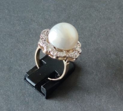 null 
RING in yellow and white gold 585°/00 set with a large pearl in a circle of...