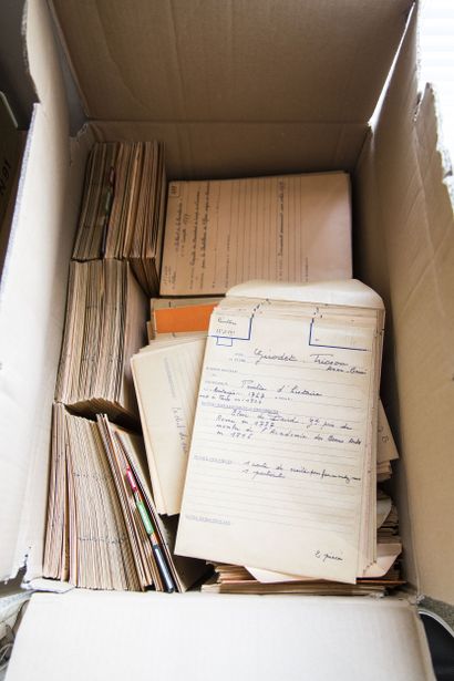  CARTON DE LETTRES-01. 
 
Carton 1 : Volumineux carton empli de lettres, manuscrits,...