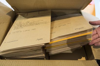 null BOX OF LETTERS-14.

Box 14: Box full of documents (200/300): politicians, lawyers,...