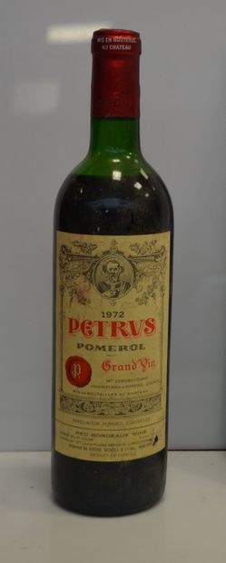 1 bouteille CHT PETRUS 1972 (petit demi epaule,...