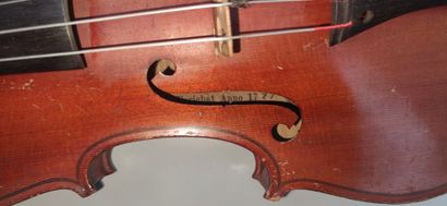 null VIOLON entier portant une étiquette apocryphe marquée Antonius Stradivarius...