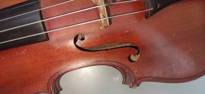 null VIOLON entier portant une étiquette apocryphe marquée Antonius Stradivarius...