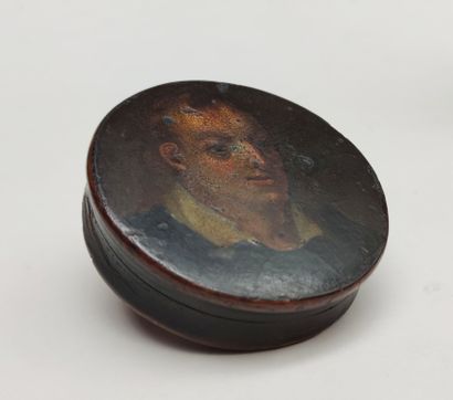 null Round box, in painted wood with a portrait of a man on the lid, XIXth century...