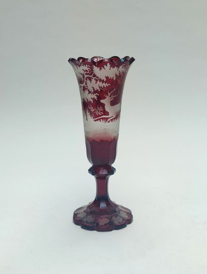 null VASE en cristal de Boheme de deux couleurs : rouge et satiné à décor d'un cerf...