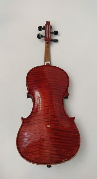 null VIOLON entier portant une étiquette apocryphe marquée Antonius Stradivarius...