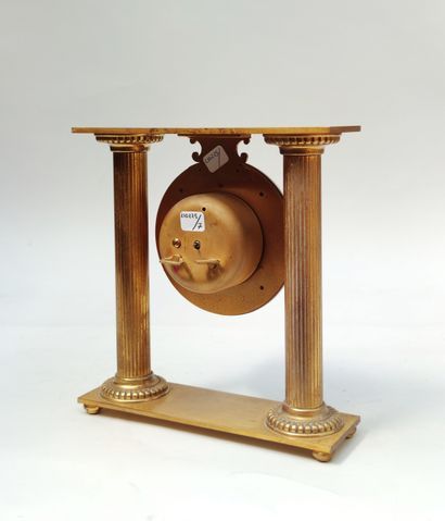 null HOUR LAVIGNE

Table clock in brass representing a peristyle with two columns...