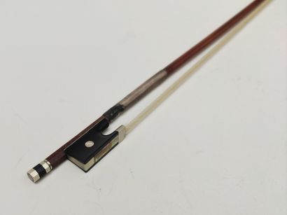 null 
Violin bow marked POIRSON in Paris




Length : 74 cm Weight : about 49 grams...