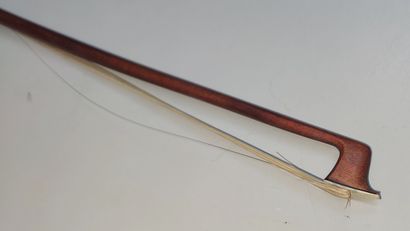 null 
Violin bow marked POIRSON in Paris




Length : 74 cm Weight : about 49 grams...
