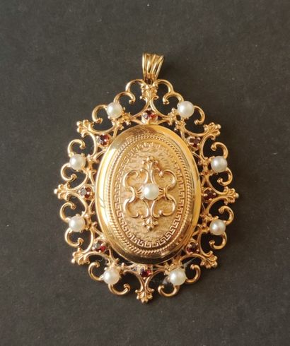 null 
PENDANT, photo holder in yellow gold 750 °/°° decorated with small pearls and...