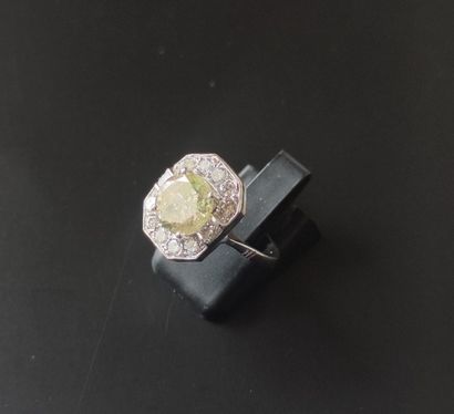 null BAGUE en or gris750°/00 sertie d'un diamant central de 2.75 carats et d'un entourage...