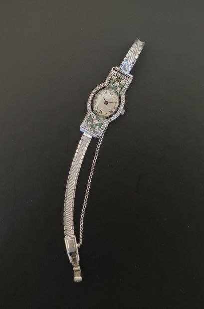 null 
MONTRE BRACELET DE DAME boitier en platine orné de petits diamants et pierres...