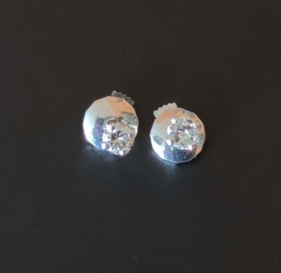 null Pair of white gold earrings, each set with a brilliant-cut diamond Gross weight...