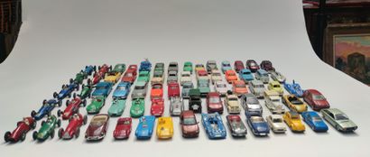 Ensemle de 71 voitures miniatures notamment...