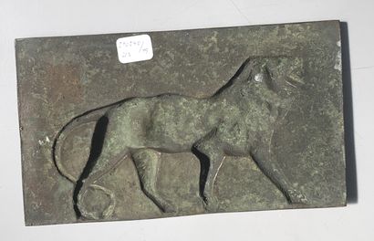 null LOT de trois plaques bas relief en bronze patiné : Lion d'après BARYE 12x21cm,...