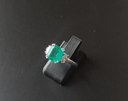 null RING in white gold 750°/00 set with an emerald of about 2.50 carats and two...