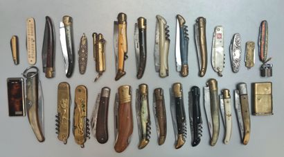 null Ensemble d'environ 25 couteaux de poche de différentes marques dont Laguiole...