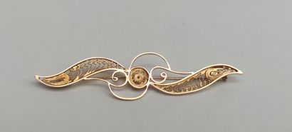 null 
Yellow gold pin in the shape of a feather




weight : 6,4g





