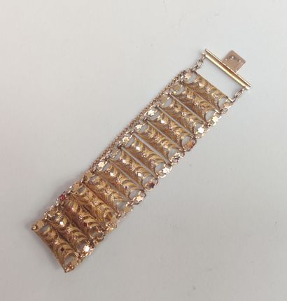 null 
BRACELET in yellow gold 750°/00, openwork and fligree 




Weight : 53.2 g,...