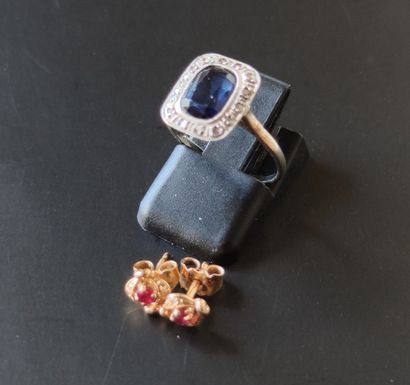null LOT comprising a RING, white gold (cut) 750°/°° set with a cut blue stone Gross...