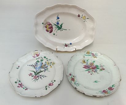 null ENSEMBLE DE 2 ASSIETTES et un PLAT en faïence à décor floral polychrome fin...