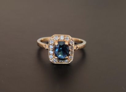 null RING, set with a blue stone in a circle of white stones in yellow gold 750°/00...
